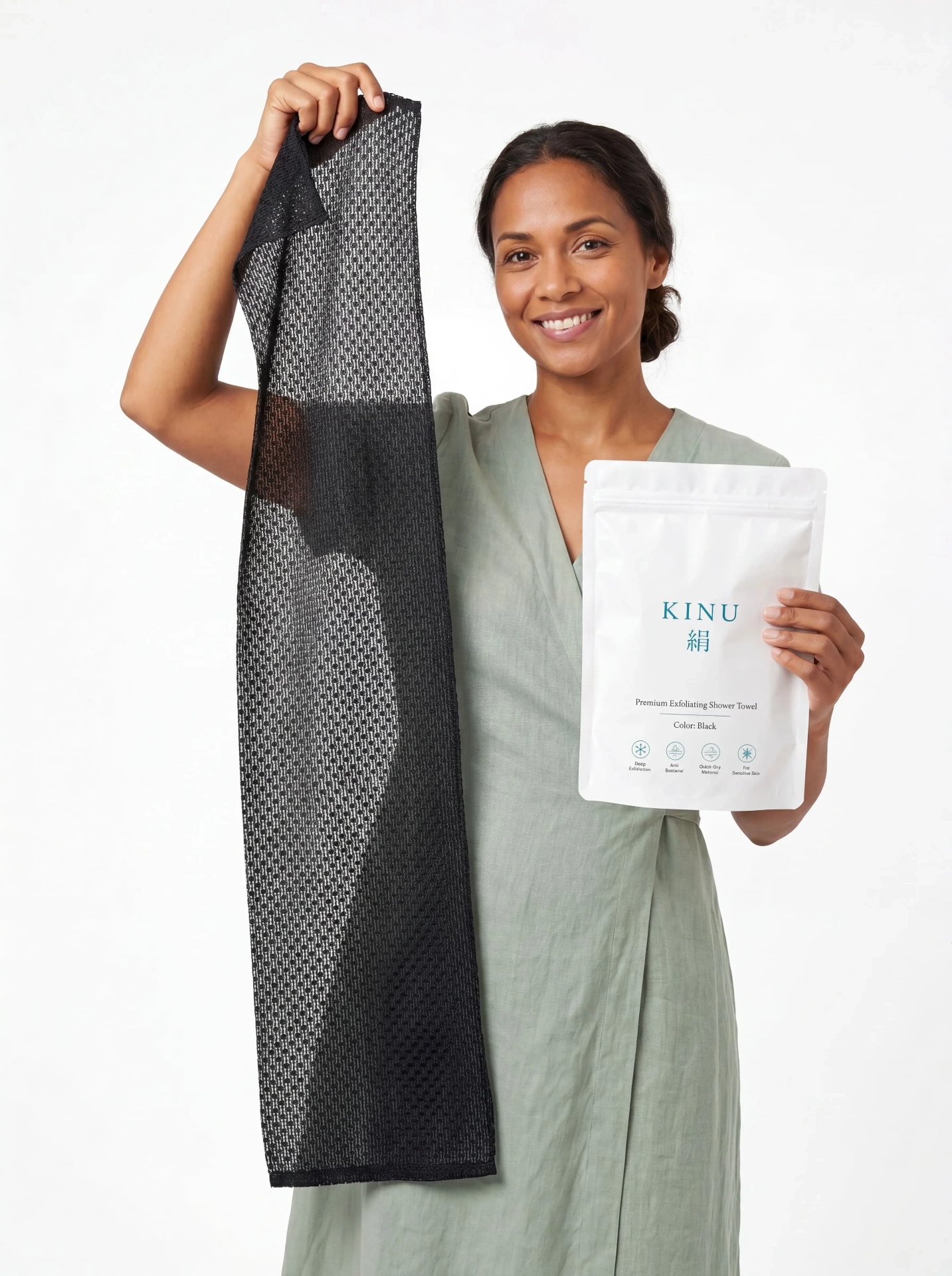 Woman holding the KINU exfoliating towel